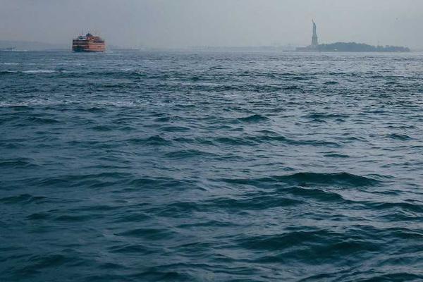 展示投入大量资源概念的视觉内容